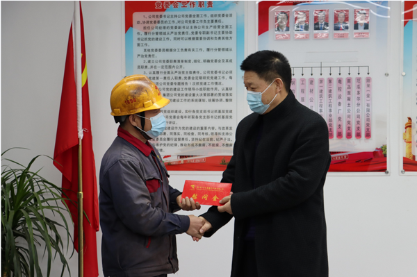 集團公司黨委委員、副總經(jīng)理胡新付到公司走訪慰問